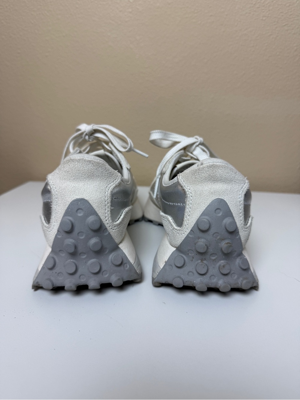 New Balance Women’s 327 Metallic Silver White Size 7 - Picture 5 of 9